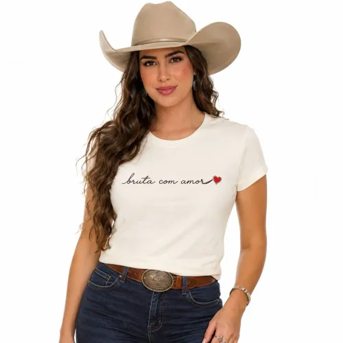 Baby Look Bruta com Amor, uma peça com identidade country, feita em 100% algodão.