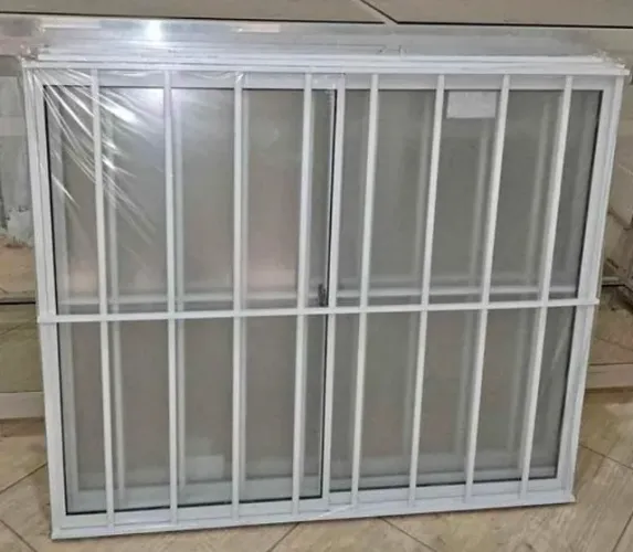 janela com grade aluminio branco