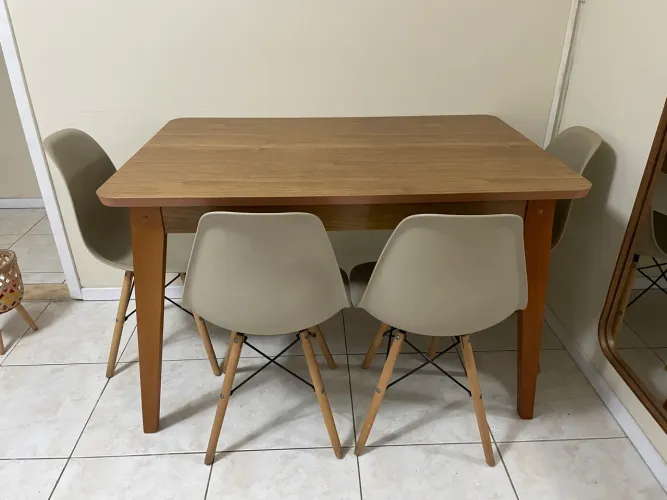 Mesa com 4 cadeiras Eiffel 