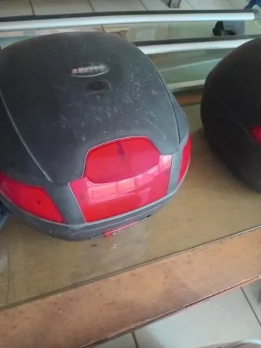 VENDO UM BAÚ BAULETO 35L TAUROS REFLETOR UNIVERSAL