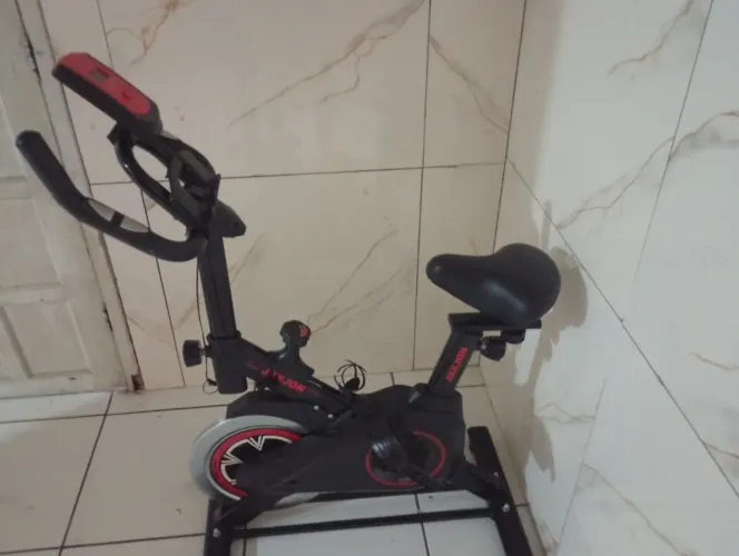 Vendo bicicleta ergométrica semi nova 300,00