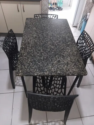 Uma linda mesa de marmore com 4 cadeiras