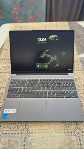 Notebook Lenovo IdeaPad Slim 3 15IRH10 Intel Core i5-13420H 8GB 512GB SSD Windows 11 15.3