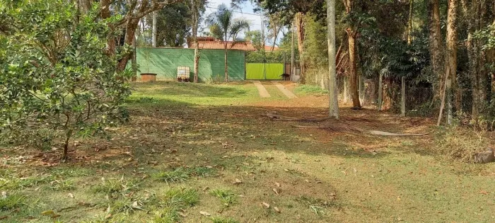 Lugar super tranquilo, condomínio fechado, valor do condomínio 150,00. muita área verde, p
