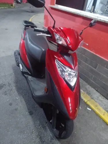 ?Scooter vermelha impecável ? conforto, estilo e economia!?