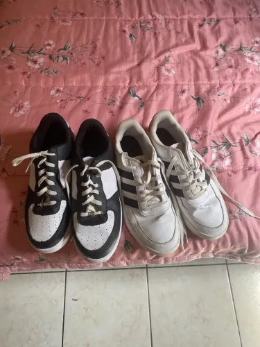 Dois tênis um original da adidas e o outro sem marca definida