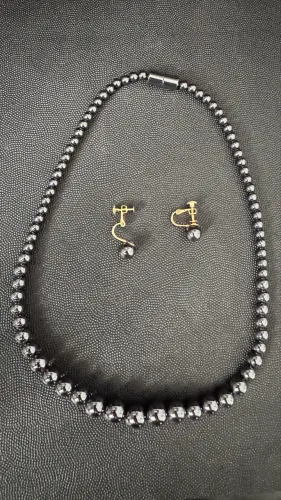 Conjunto de brincos e colar em hematita. Brincos de pressão.
