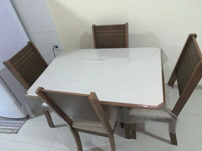 Mesa com 4 cadeiras