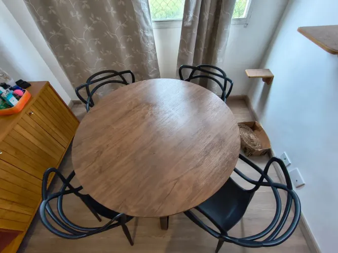 Mesa e cadeiras 
