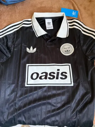 Camisa Adidas collab banda Oasis
