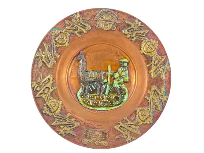 Antigo Medalhão Cobre detalhes metal dourado nspiração andina com figura humana e lhama