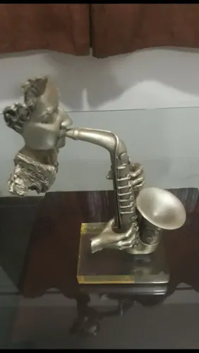 escultura músico saxofonista