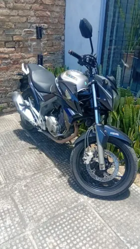 Vendo uma cb250 preço a negociar 16.300