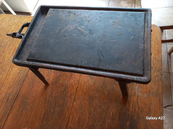 chapa de ferro maciço,  para assar carnes , a gaz ,articulada, 