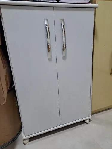 Armário com tampo vidro. Largura 37cm altura 101cm comprimento 65cm. Retirar no local.