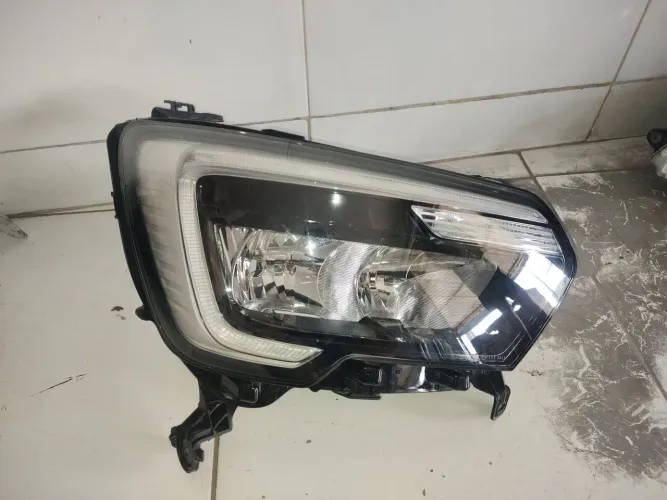 Farol Renault Master 2025 direito