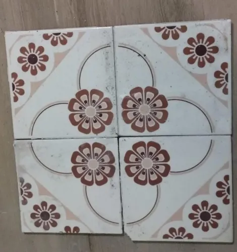 Azulejos antigos tom branco e bege