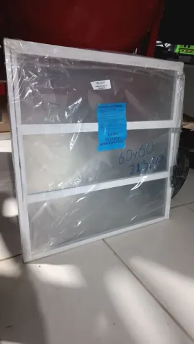 Janela de banheiro Nova 60cm x 60cm VENDE-SE