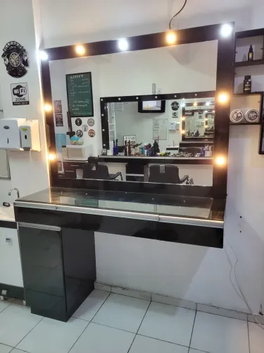 Bancada para barbearia ou salão de beleza 