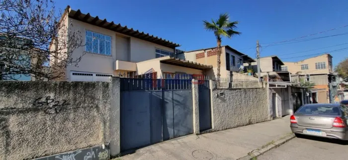 Casa comercial ou residencial com piscina, 4 quartos e 250m² em Rocha Miranda