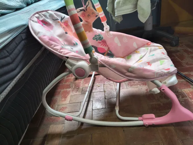 Cadeirinha descanso bebê vibra e toca música