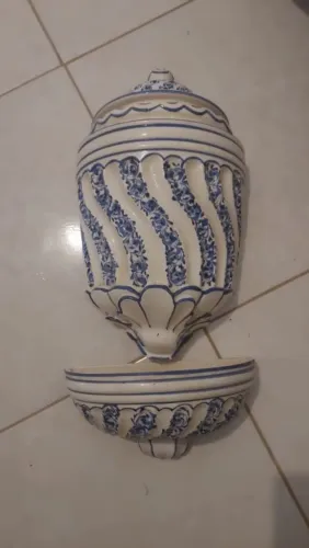 Fonte de Parede em Faiança Artesanal Azul e Branca - Assinada "Etienne"