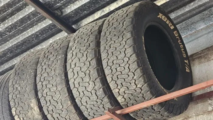 Pneus XBRI Brutus 10 lonas 285/65R18 80% muito bons letra branca