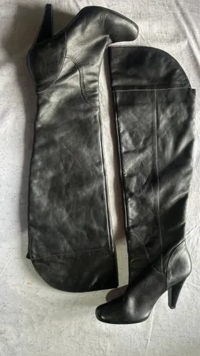 Bota de couro preta tamanho 36