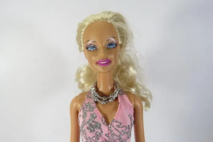 BONECA BARBIE sem Identificação, com os Sapatos e Pedestal.