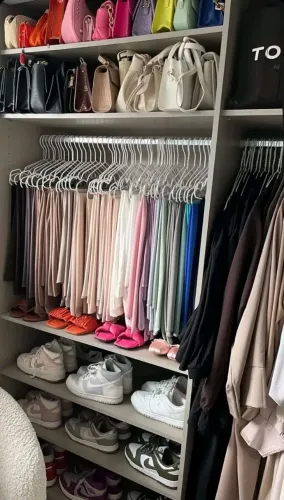 Arruma-se guarda roupa