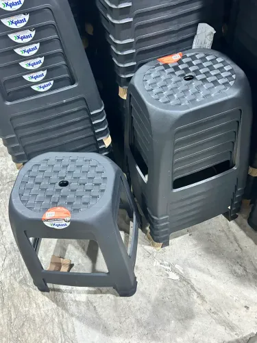 Banquinhos de plástico preto