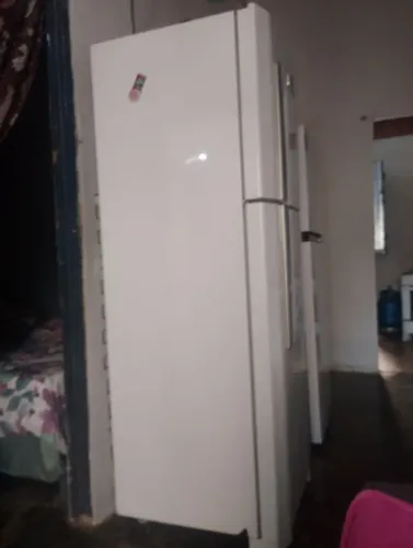 Vende se uma geladeira