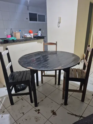 Vendo mesa com 3 cadeiras