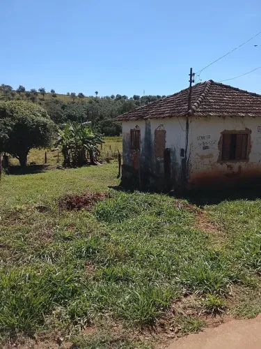 Lote contendo uma casa antiga
