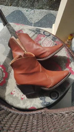 Bota feminina cano médio Tam. 37