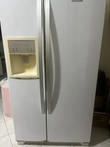 Geladeira side by side Electrolux. 