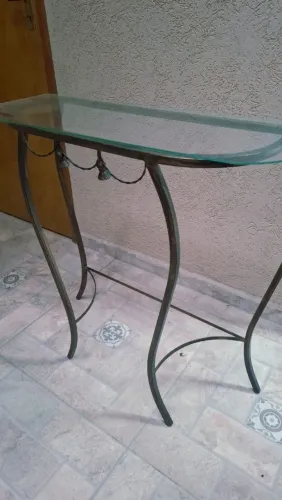 Mesa em aço escovado e tampão de vidro.