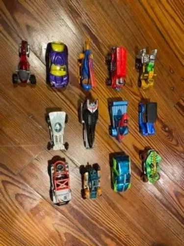 Lote 13 Carrinhos Miniaturas Hot Wheels, Maisto e Variados