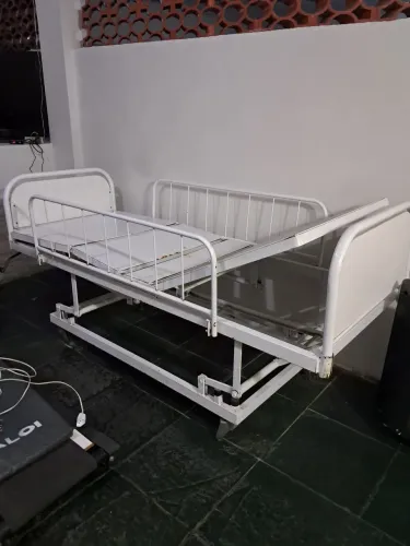 Cama hospitalar a manivela