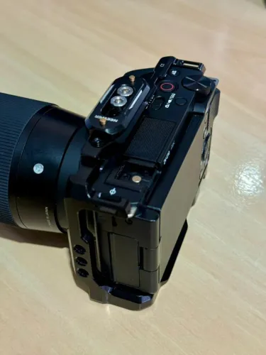 ZVE10 4k + LENTE SIGMA 16MM 1.4 + CAGE SMALLRIG