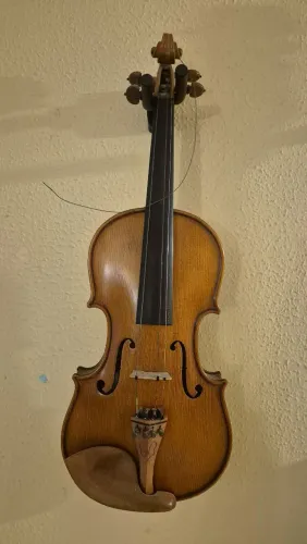 Violino Strauss (acompanha estojo e suporte)