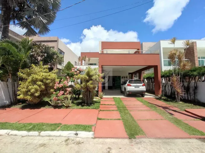 Casa duplex com 4/4, sendo 3 suítes, em condomínio Costa Marina, no bairro Aruana.
