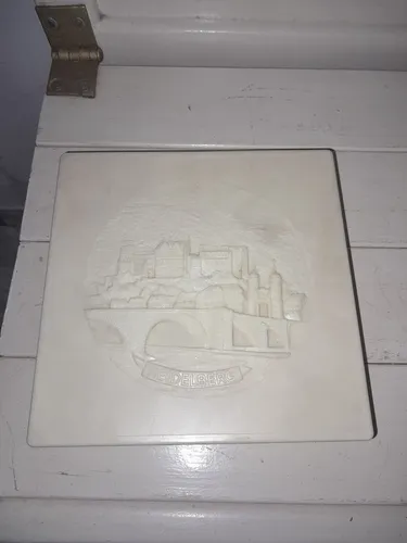 Caixa alto relevo com cidade alemã 