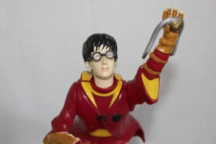 boneco harry potter quadribol , em cima da nimbus 2000 - tamanho 30 cm