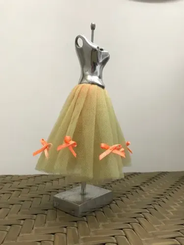 Estatueta bailarina em metal/ decoração