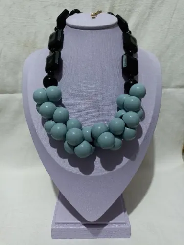 Colar feminino preto e azul claro.