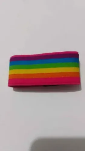 Pulseira de elástico nas cores do arco-íris