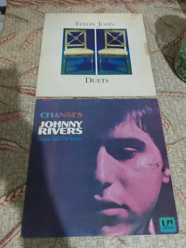 Discos de vinil-Elton John - Duets duplo e Johnny Rivers - Changes os dois por 100 reais
