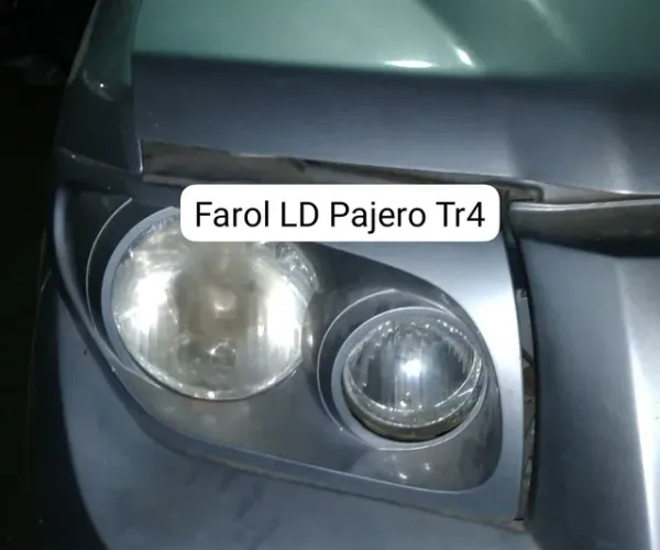 Farol lado direito Pajero tr4 