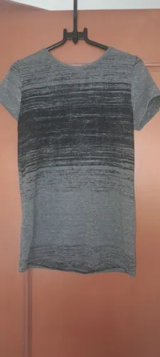 Camiseta cinza e preta